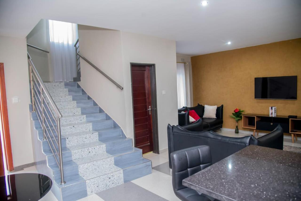 לוסקה Royal Suites Apartments מראה חיצוני תמונה