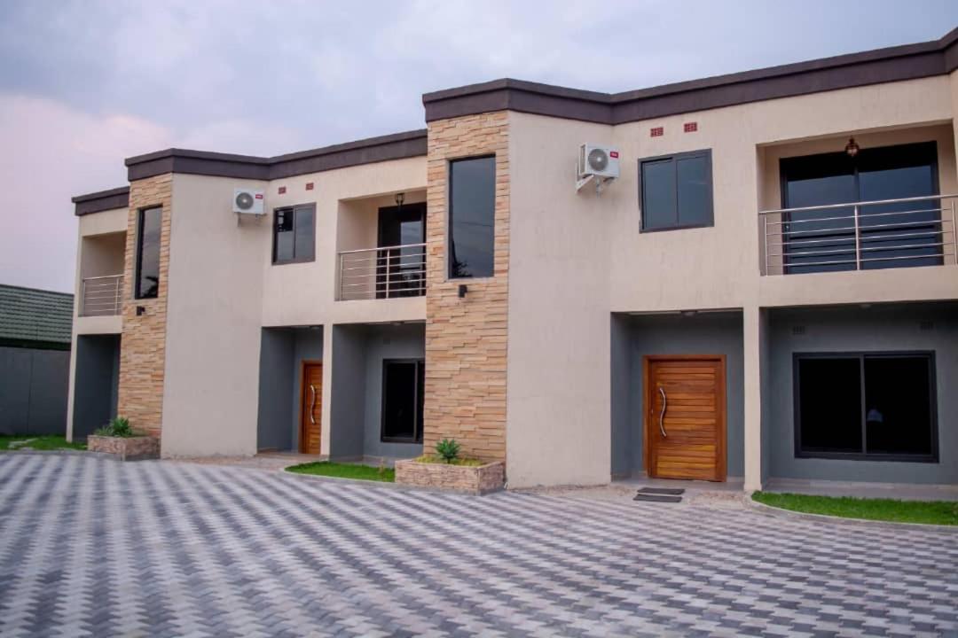 לוסקה Royal Suites Apartments מראה חיצוני תמונה