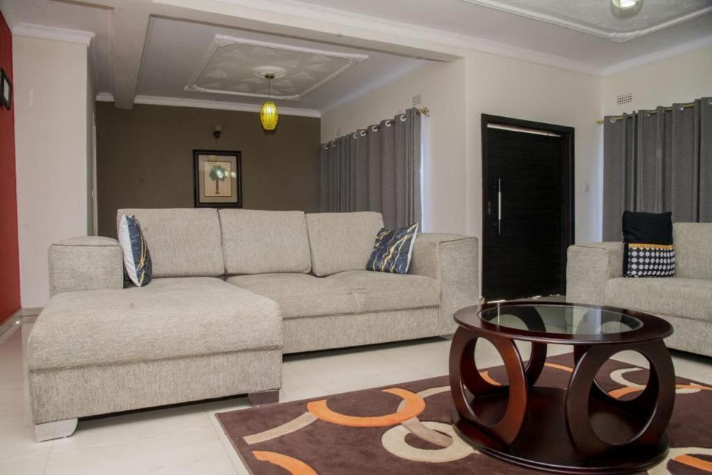 לוסקה Royal Suites Apartments מראה חיצוני תמונה