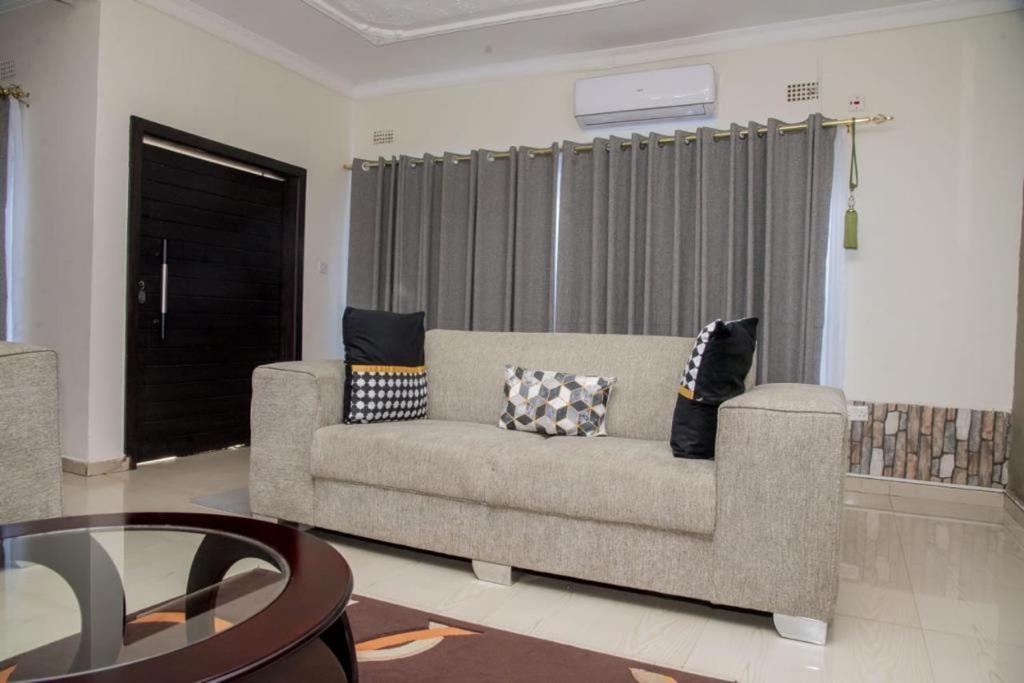 לוסקה Royal Suites Apartments מראה חיצוני תמונה